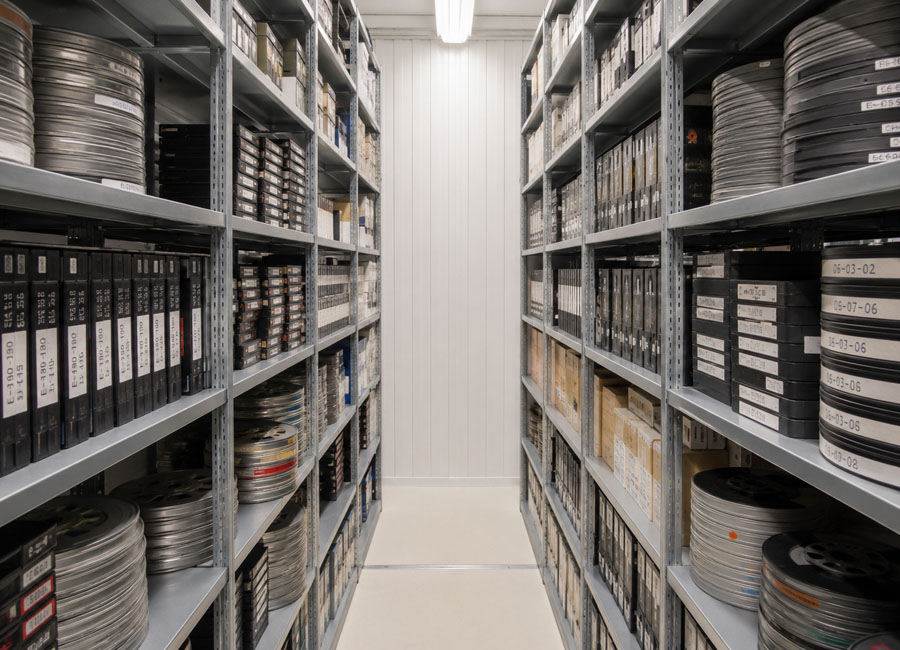 Arquivos e suportes antigos organizados para digitalização em volume